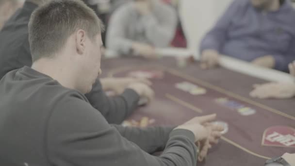 A jogar póquer num casino. Jogos de azar — Vídeo de Stock