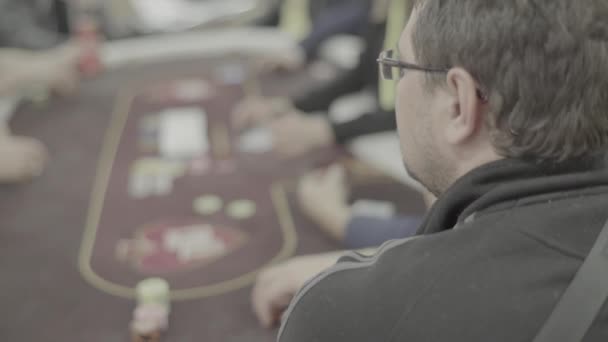 Poker spielen in einem Casino. Glücksspiel — Stockvideo