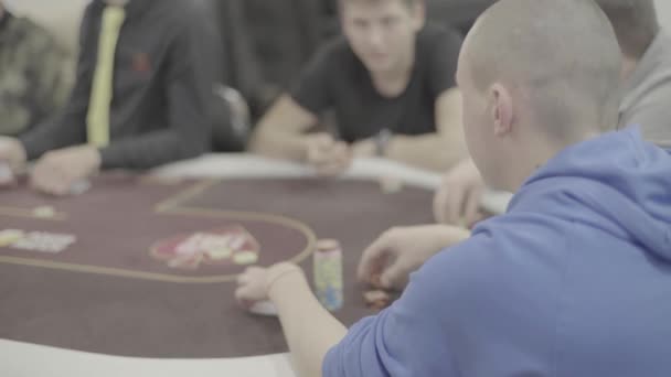 Giocare a poker in un casinò. Gioco d'azzardo — Video Stock