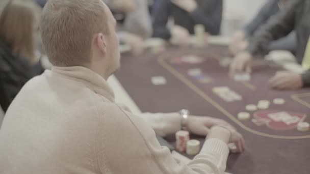 Jouer au poker dans un casino. Jeux d'argent — Video