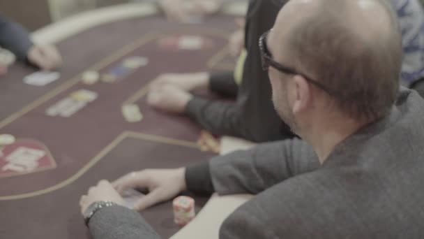 Pókerezni egy kaszinóban. Szerencsejáték — Stock videók