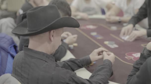 Grając w pokera w kasynie. Hazard — Wideo stockowe