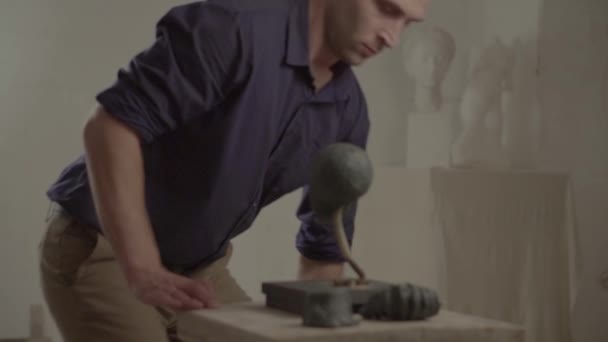 Man mannelijke beeldhouwer werkt aan de creatie van beeldhouwkunst. Kiev. Oekraïne. — Stockvideo