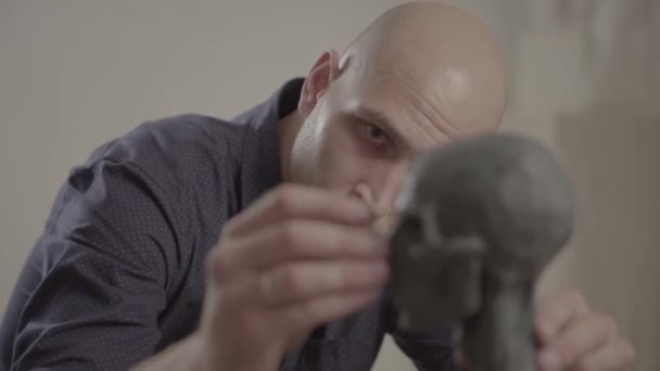 Чоловік-скульптор працює над створенням скульптури. Київ. Україна. — стокове відео