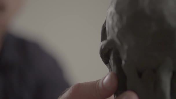 Homem escultor masculino está trabalhando na criação de escultura. Kiev. Ucrânia . — Vídeo de Stock