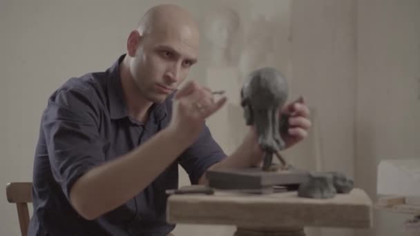 Uomo scultore maschile sta lavorando alla creazione di scultura. Kiev. Ucraina . — Video Stock