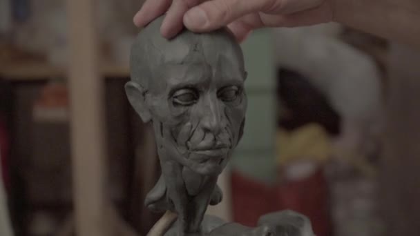 Uomo scultore maschile sta lavorando alla creazione di scultura. Kiev. Ucraina . — Video Stock