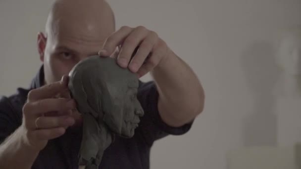 Uomo scultore maschile sta lavorando alla creazione di scultura. Kiev. Ucraina . — Video Stock