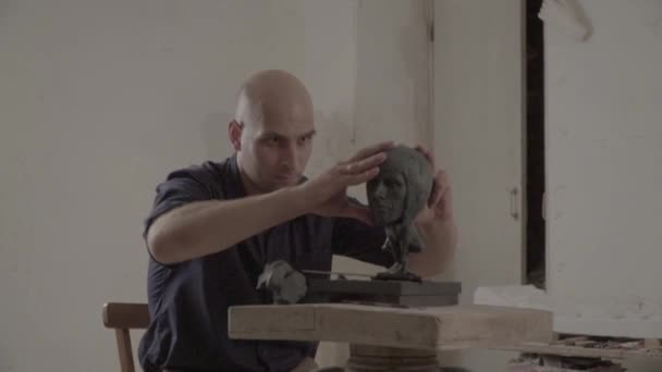 Uomo scultore maschile sta lavorando alla creazione di scultura. Kiev. Ucraina . — Video Stock