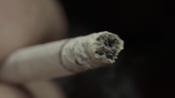 Fumer la cigarette gros plan. Macro .