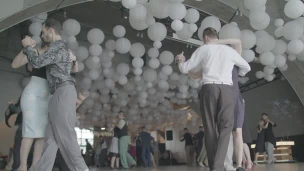 Oamenii dansatori dansează tango. Mişcare lentă. Kiev. Ucraina — Videoclip de stoc