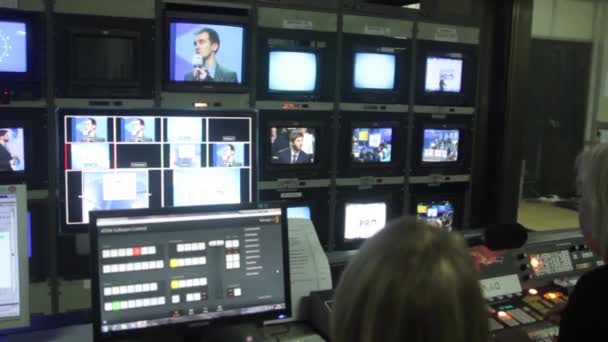 Monitorare i monitor in studio TV durante etere tv. Sala di controllo . — Video Stock