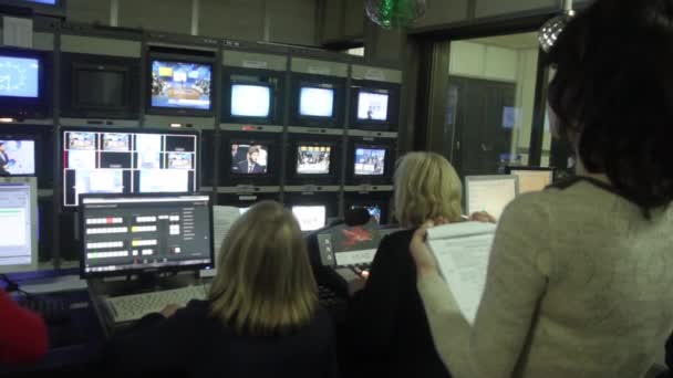 Monitores de monitor en el estudio de televisión durante el éter de televisión. Sala de control . — Vídeos de Stock