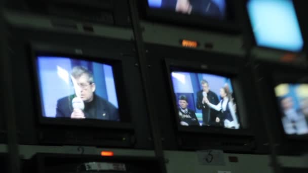 Monitore im Fernsehstudio während des TV-Äthers. Kontrollraum. — Stockvideo