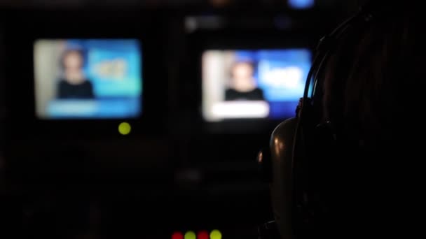 Monitorowanie monitorów w studiu telewizyjnym podczas eteru telewizyjnego. Pokój kontrolny. — Wideo stockowe