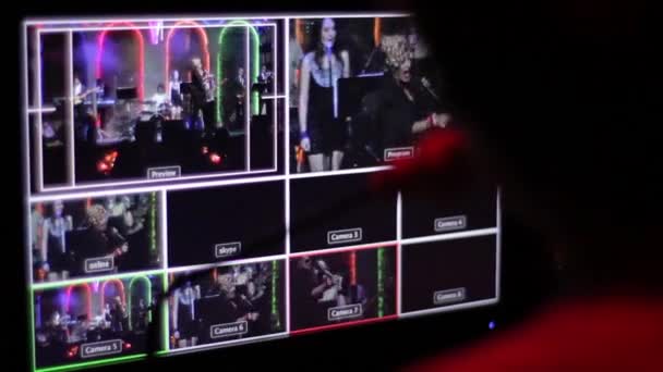 Monitor monitoren in Tv studio tijdens tv-ether. Controlekamer. — Stockvideo