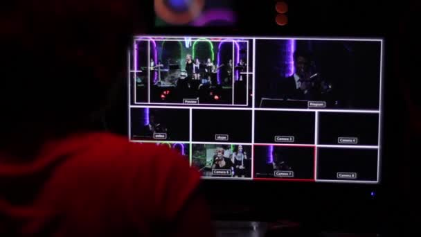 Monitores de monitor no estúdio de TV durante éter de TV. Sala de controlo . — Vídeo de Stock