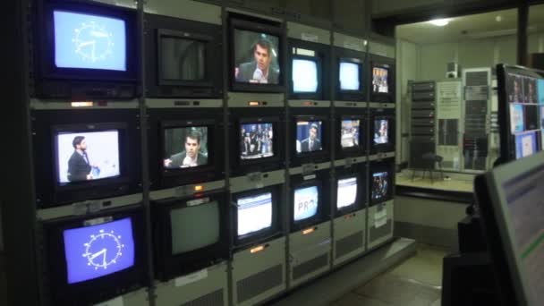 Monitorare i monitor in studio TV durante etere tv. Sala di controllo . — Video Stock