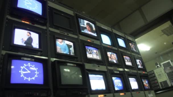 Monitores de monitor en el estudio de televisión durante el éter de televisión. Sala de control . — Vídeo de stock