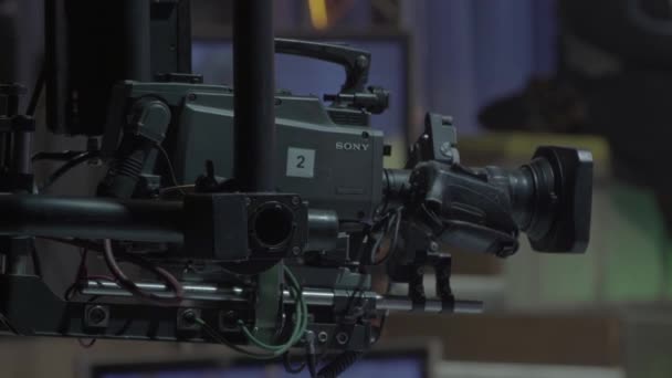 Kamera im Fernsehstudio während der Fernsehaufzeichnung — Stockvideo