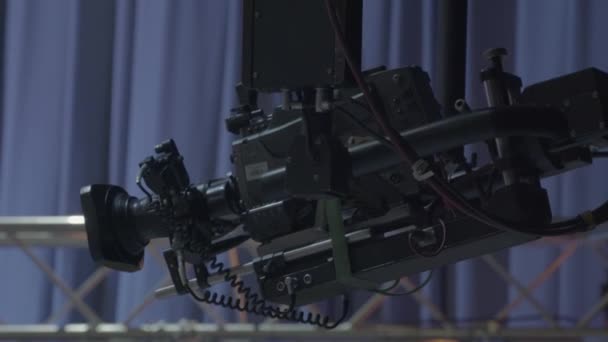 Kamera v televizním studiu během natáčení televize — Stock video