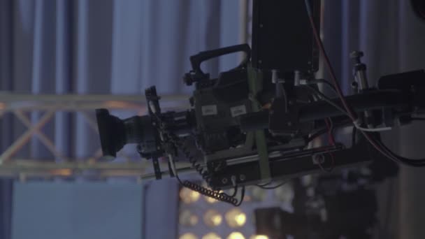 Κάμερα σε στούντιο τηλεόρασης κατά τη διάρκεια της εγγραφής τηλεόραση — Αρχείο Βίντεο