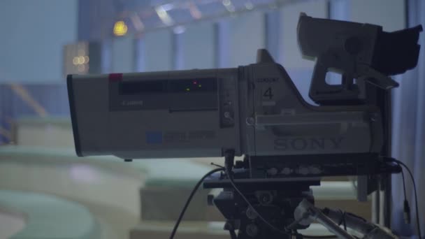 Kamera di studio tv selama rekaman tv — Stok Video