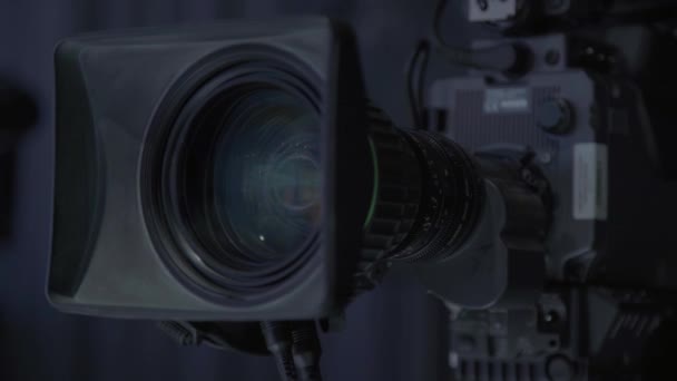 Камера в телестудії під час телевізійного запису — стокове відео