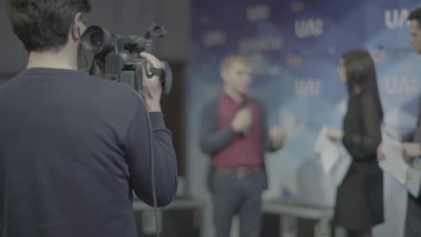 Cameraman with camera in tv studio during tv recording — Stock Video