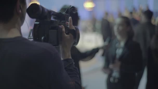 Cameraman com câmera no estúdio de tv durante gravação de tv — Vídeo de Stock