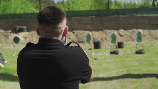 Szkolenie funkcjonariusza policji. Zwolnij trochę. Kijów. Ukraina. — Wideo stockowe