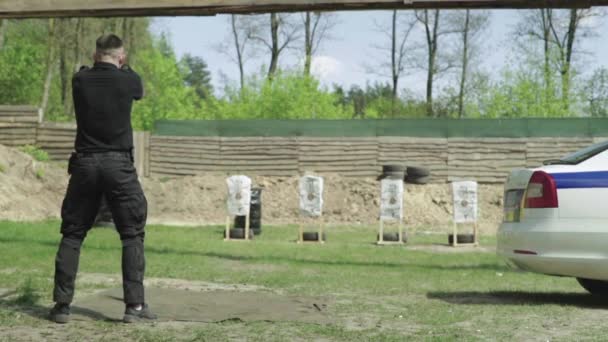 Polis memurunun eğitimi. Ağır çekim. Kyiv. Ukrayna. — Stok video