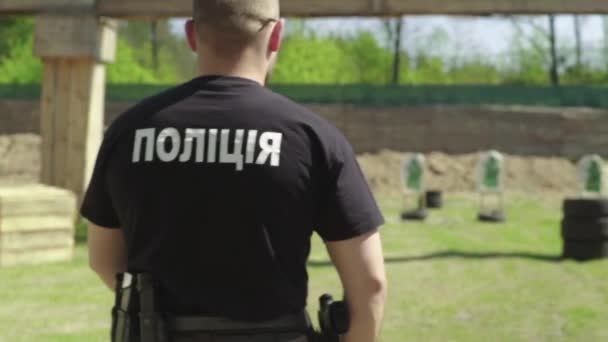 Formación de oficial de policía. En cámara lenta. Kiev. Ucrania . — Vídeo de stock