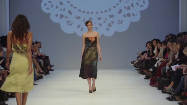 Modeshow. Vrouw model op de catwalk. Modellen. Langzame beweging — Stockvideo