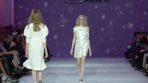 Modeshow. Vrouw model op de catwalk. Modellen. Langzame beweging — Stockvideo