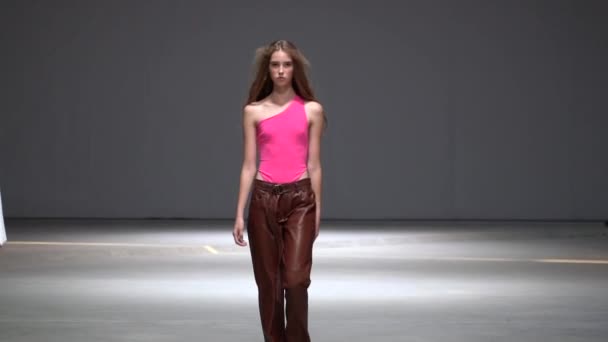 Modeshow. Vrouw model op de catwalk. Modellen. Langzame beweging — Stockvideo