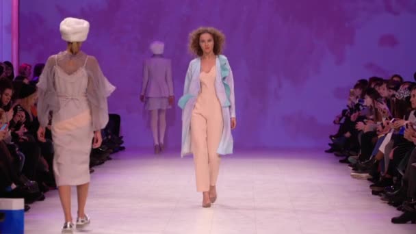 Modeshow. Vrouw model op de catwalk. Modellen. Langzame beweging — Stockvideo