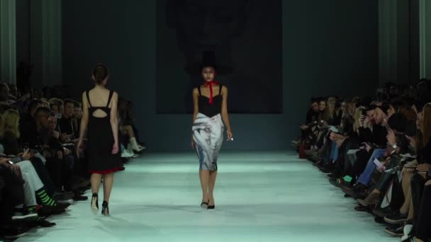 Modeshow. Vrouw model op de catwalk. Modellen. Langzame beweging — Stockvideo