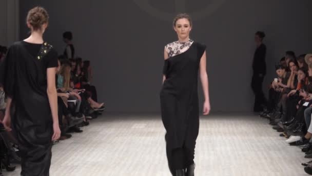 Fashion show. Woman model on the catwalk. Models. Slow motion — ストック動画