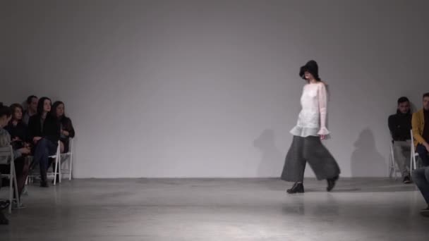 Fashion show. Woman model on the catwalk. Models. Slow motion — ストック動画