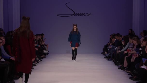 Fashion show. Woman model on the catwalk. Models. Slow motion — ストック動画