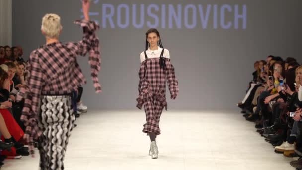 Fashion show. Woman model on the catwalk. Models. Slow motion — ストック動画