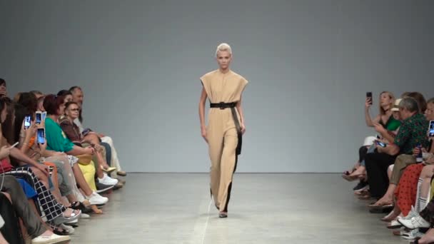 Modeshow. Vrouw model op de catwalk. Modellen. Langzame beweging — Stockvideo