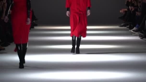 Modeshow. Vrouw model op de catwalk. Modellen. Langzame beweging — Stockvideo