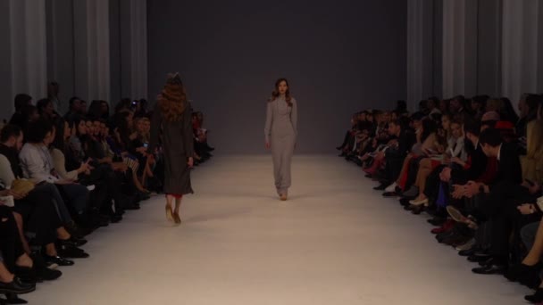 Modeshow. Vrouw model op de catwalk. Modellen. Langzame beweging — Stockvideo