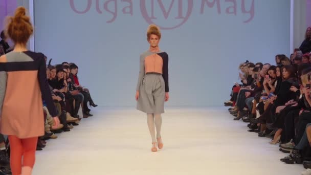 Modeshow. Vrouw model op de catwalk. Modellen. Langzame beweging — Stockvideo