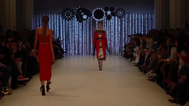 फॅशन शो. कॅटवॉकवर महिला मॉडेल. मॉडेल. हळू चळवळ — स्टॉक व्हिडिओ
