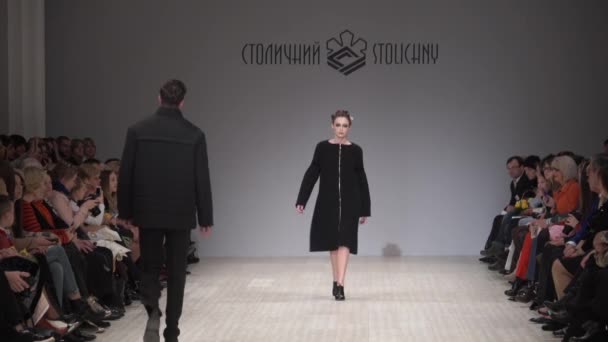 Fashion show. Woman model on the catwalk. Models. Slow motion — Stock Video