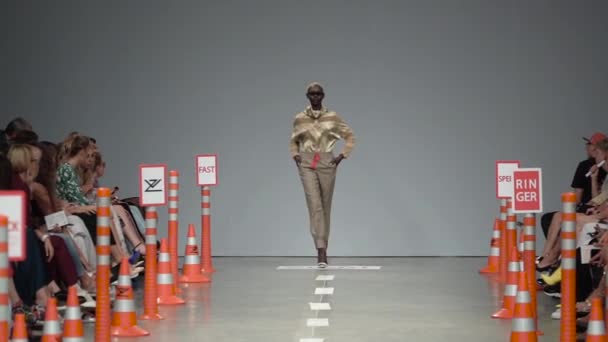 Défilé. Un mannequin sur le podium. Des mannequins. Mouvement lent — Video