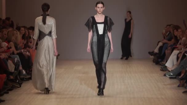 Fashion show. Woman model on the catwalk. Models. Slow motion — ストック動画